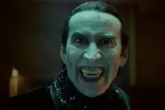 Renfield, un ghignante Nicolas Cage in una scena del film