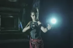 Resident Evil, Ella Balinska in una tesa scena della serie Netflix