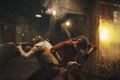 Resident Evil, Turlough Convery ed Ella Balinska in una scena della serie Netflix