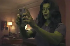 She-Hulk, la protagonista Tatiana Maslany in un insolito selfie nella serie Disney+