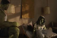 She-Hulk, la protagonista Tatiana Maslany lavora al pc in una scena della serie Disney+