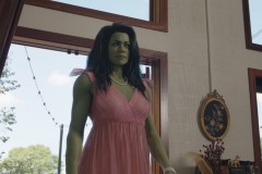 She-Hulk - Attorney at Law, Tatiana Maslany in una sequenza del sesto episodio della serie