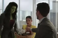 She-Hulk, l'avvocata Tatiana Maslany durante una scena della serie Disney+