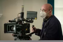 Siccità, un'immagine di Paolo Virzì sul set del suo film