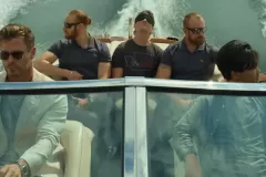 Spiderhead, Chris Hemsworth, Miles Teller, Daniel Reader e Mark Pagulo in una scena del film