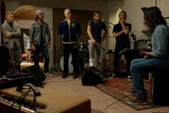 Studio 666, Dave Grohl con i Foo Fighters in un'immagine del film