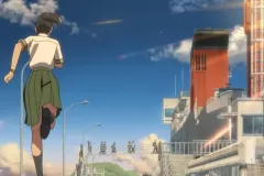 Suzume, la giovane protagonista corre in una scena del film di Makoto Shinkai