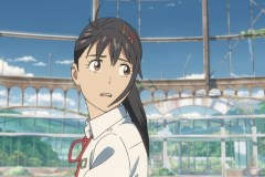 Suzume, una preoccupata protagonista in una scena del film di Makoto Shinkai