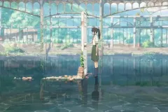 Suzume, la protagonista mentre sta per aprire la porta in una scena del film di Makoto Shinkai