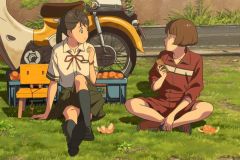 Suzume, la protagonista con una sua nuova amica in una scena del film di Makoto Shinkai
