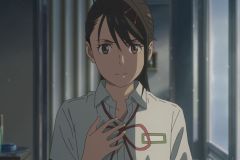 Suzume, una preoccupata protagonista in una sequenza del film di Makoto Shinkai