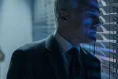 The Consultant, Christoph Waltz in una scena della serie Prime Video