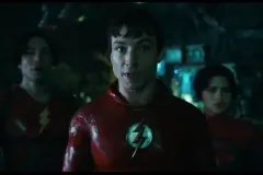 The Flash, un doppio Ezra Miller con Sasha Calle in una scena del film