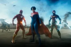 The Flash, un doppio Ezra Miller e Sasha Calle in un frame del film