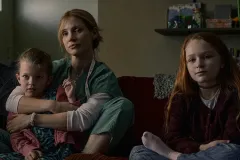 The Good Nurse, Jessica Chastain in una scena famigliare del film