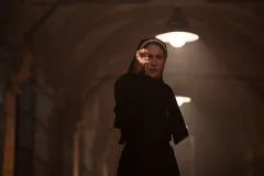 The Nun II, Taissa Farmiga in una scena del film