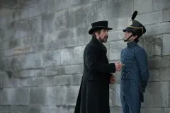 The Pale Blue Eye - I delitti di West Point, Christian Bale e Harry Melling in una sequenza del film di Scott Cooper