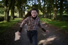 The Quiet Girl, una Catherine Clinch in corsa durante una scena del film