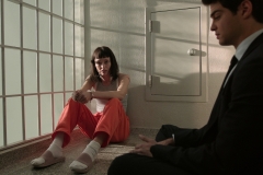 The Recruit, Laura Haddock e Noah Centineo in una scena della serie Netflix