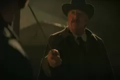 The Sandman, Stephen Fry in una scena della serie Netflix