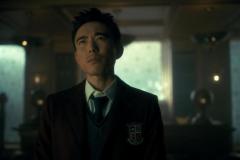 The Umbrella Academy 3, Justin H. Min in una scena della serie