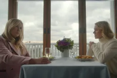 The Watcher, Naomi Watts e Jennifer Coolidge in una sequenza della serie Netflix