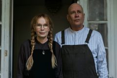 The Watcher, Mia Farrow e Terry Kinney in una scena della serie Netflix