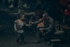 The Witcher: Blood Origin, Francesca Mills e Laurence O'Fuarain in una scena della serie Netflix