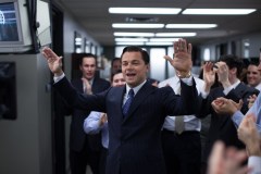 The Wolf of Wall Street, tutti applaudono Leonardo DiCaprio in una scena del film di Martin Scorsese