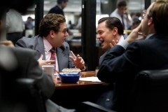The Wolf of Wall Street, Leonardo DiCaprio e Jonah Hill se la ridono in una scena del film di Martin Scorsese