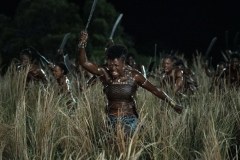 The Woman King, Viola Davis in una sequenza di battaglia del film
