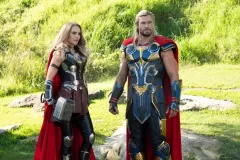 Thor: Love and Thunder, Natalie Portman e Chris Hemsworth in una scena del film