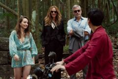 Ticket to Paradise, Kaitlyn Dever, George Clooney, Julia Roberts e Maxime Bouttier in una scena del film
