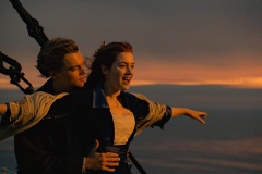 Titanic, Leonardo DiCaprio e Kate Winslet in un'iconica scena del film di James Cameron