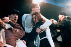Titanic, Leonardo DiCaprio e Kate Winslet durante una sequenza del film di James Cameron