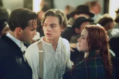 Titanic, Billy Zane, Leonardo DiCaprio e Kate Winslet in una sequenza del film di James Cameron