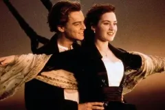 Titanic, Leonardo DiCaprio e Kate Winslet in una famosissima scena del film di James Cameron