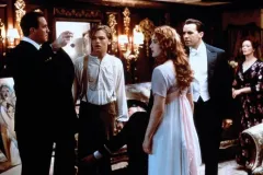 Titanic, Billy Zane, Leonardo DiCaprio, Frances Fisher e Kate Winslet in un momento del film di James Cameron