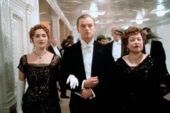 Titanic, Kate Winslet, Leonardo DiCaprio e Kathy Bates in una sequenza del film di James Cameron