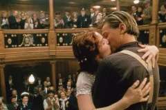 Titanic, Leonardo DiCaprio e Kate Winslet in una emozionante sequenza del film di James Cameron