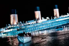 Titanic, un'immagine della nave in procinto di affondare nel film di James Cameron