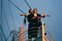 Titanic, Leonardo DiCaprio e Kate Winslet in una famosa sequenza del film di James Cameron