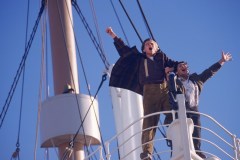 Titanic, Leonardo DiCaprio e Danny Nucci in una famosa sequenza del film di James Cameron