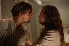 Titanic, Leonardo DiCaprio e Kate Winslet in una sequenza del film di James Cameron