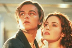 Titanic, i due protagonisti Leonardo DiCaprio e Kate Winslet in un momento del film di James Cameron
