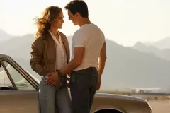Top Gun: Maverick, Tom Cruise e Jennifer Connelly in una scena del film