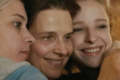 Tra due mondi, un selfie di Juliette Binoche nel film di Emmanuel Carrère
