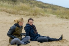 Tra due mondi, Juliette Binoche in spiaggia nel film di Emmanuel Carrère