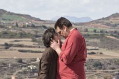 Un amor, Laia Costa e Hovik Keuchkerian in una scena del film di Isabel Coixet