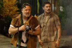 Una birra al fronte, Russell Crowe e Zac Efron in una scena del film di Peter Farrelly